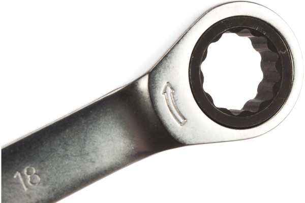 Комбинированный ключ с трещоткой 18мм AV Steel  AV-315018