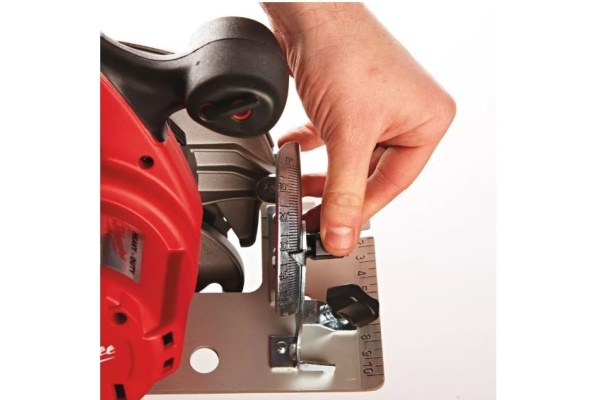 Аккумуляторная циркулярная пила Milwaukee M18 CCS66-502X FUEL 4933451384