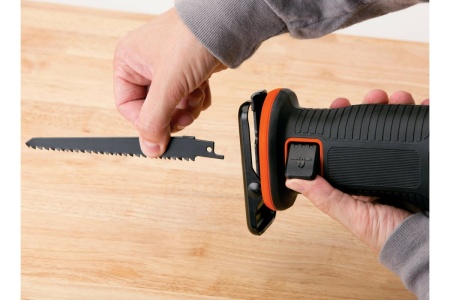 Аккумуляторная сабельная пила Black&Decker BDCR18N