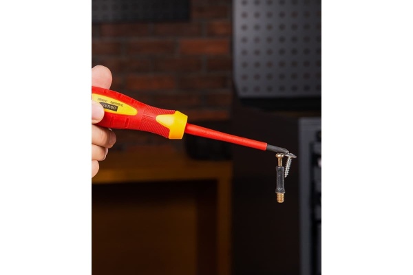 Диэлектрическая крестовая отвертка DELI dl514080 ph1x80мм сертификат vde до 1000в, магнитный наконечник, сталь cr-v, рукоять pp+tpr 110591